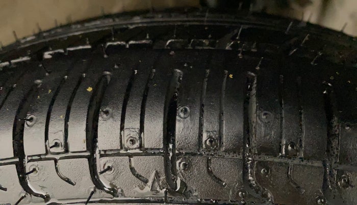 2016 Maruti Alto 800 LXI, Petrol, Manual, 71,063 km, Left Front Tyre Tread