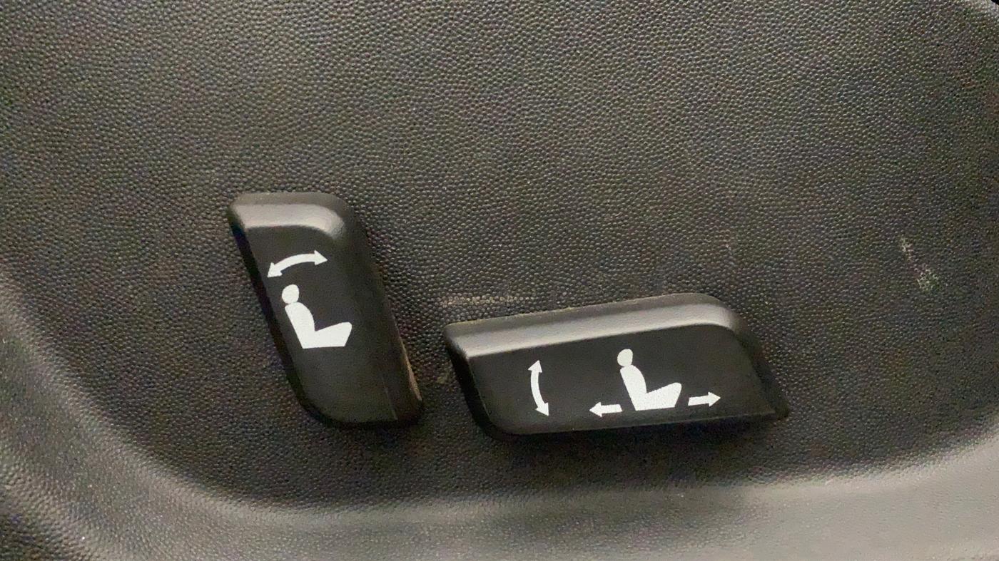 2017 Mahindra XUV500 W10 AT, Diesel, Automatic, 85,889 km, Driver Side Adjustment Panel