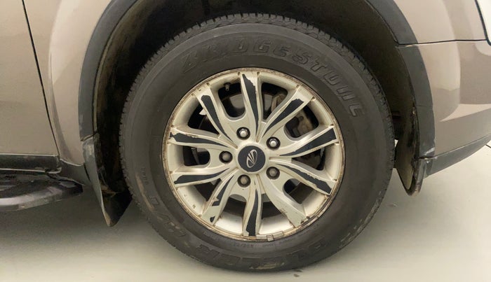2017 Mahindra XUV500 W10 AT, Diesel, Automatic, 85,889 km, Right Front Wheel