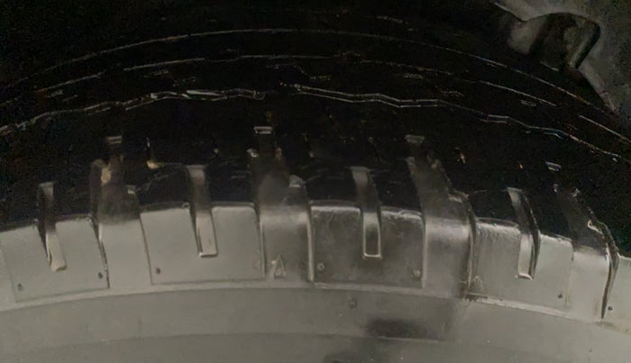 2017 Mahindra XUV500 W10 AT, Diesel, Automatic, 85,889 km, Right Rear Tyre Tread