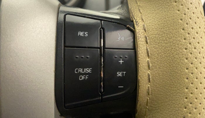 2017 Mahindra XUV500 W10 AT, Diesel, Automatic, 85,889 km, Adaptive Cruise Control