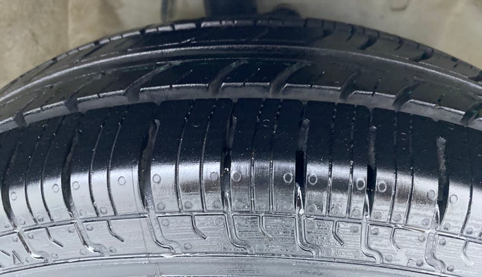 2012 Maruti Ritz VDI, Diesel, Manual, 74,091 km, Right Front Tyre Tread
