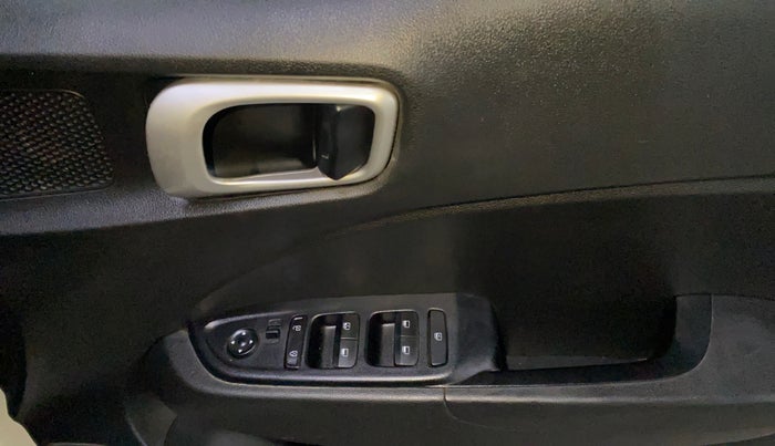 2020 Hyundai VENUE S 1.2, Petrol, Manual, 62,853 km, Driver Side Door Panels Control