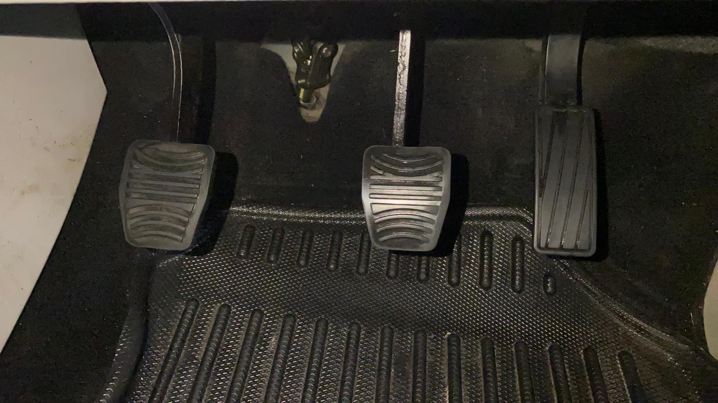 2022 Mahindra XUV300 W8 1.2 PETROL, Petrol, Manual, 41,305 km, Pedals
