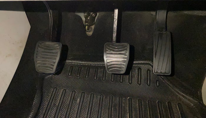 2022 Mahindra XUV300 W8 1.2 PETROL, Petrol, Manual, 41,305 km, Pedals