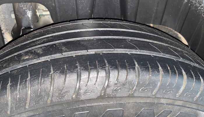 2022 Mahindra XUV300 W8 1.2 PETROL, Petrol, Manual, 41,305 km, Left Rear Tyre Tread