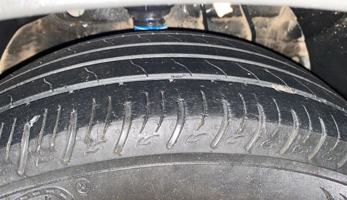 2022 Mahindra XUV300 W8 1.2 PETROL, Petrol, Manual, 41,305 km, Right Front Tyre Tread