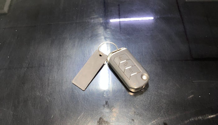 2022 Mahindra XUV300 W8 1.2 PETROL, Petrol, Manual, 41,305 km, Key Close Up