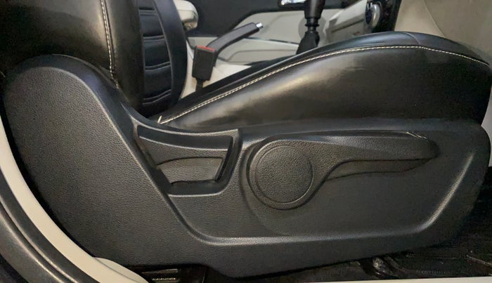 2022 Mahindra XUV300 W8 1.2 PETROL, Petrol, Manual, 41,305 km, Driver Side Adjustment Panel