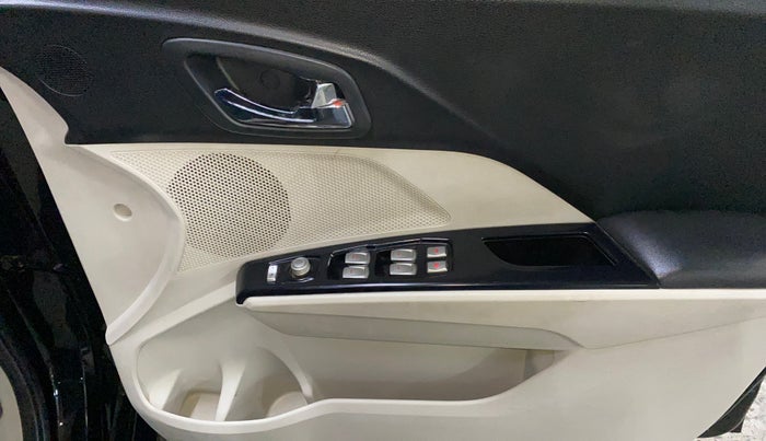 2022 Mahindra XUV300 W8 1.2 PETROL, Petrol, Manual, 41,305 km, Driver Side Door Panels Control