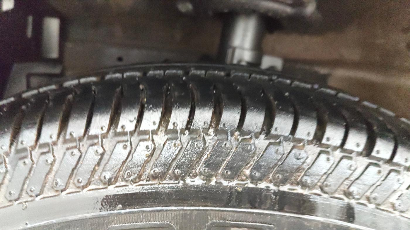 2016 Maruti Swift VXI, Petrol, Manual, 90,211 km, Left Front Tyre Tread