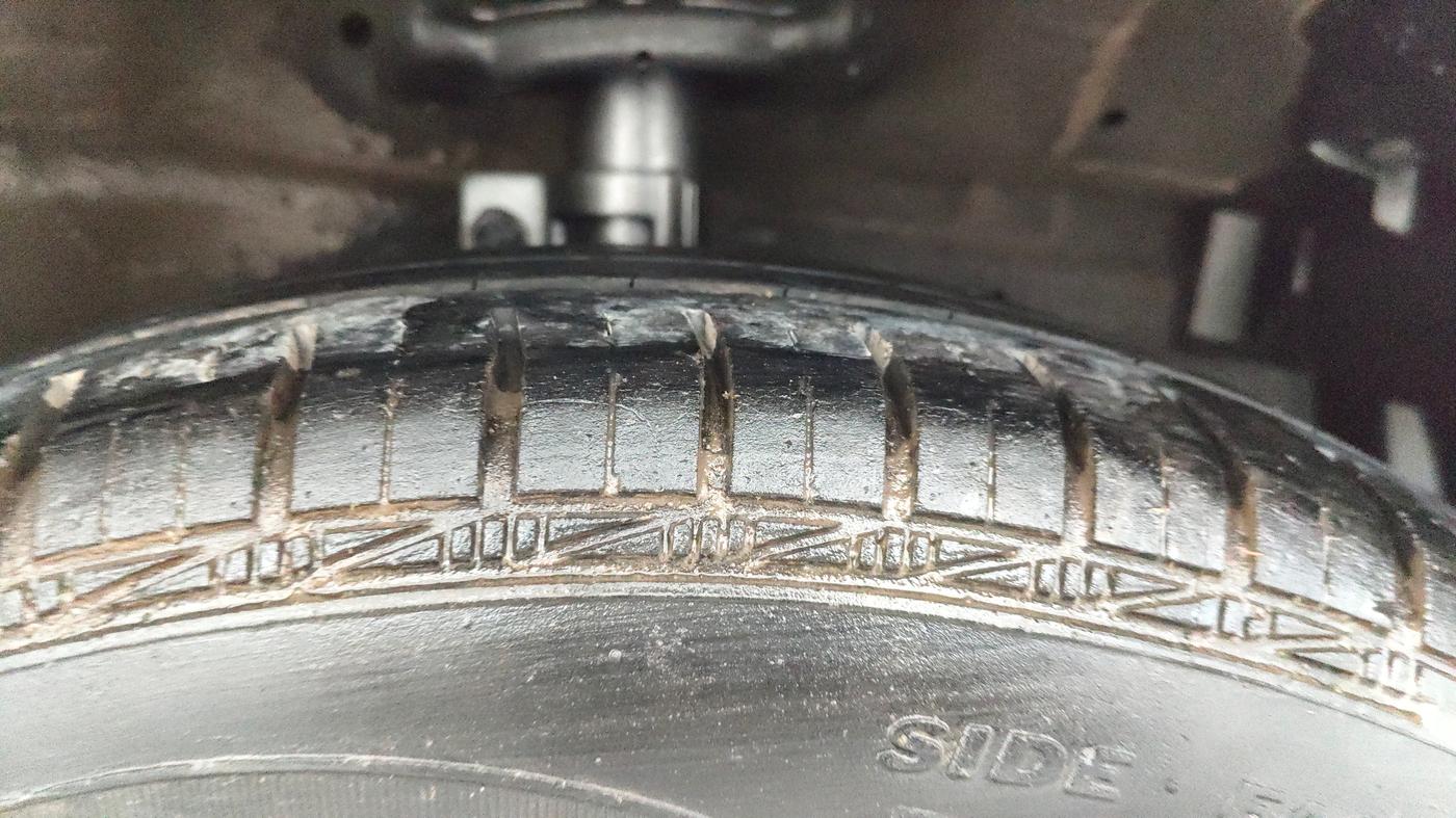2016 Maruti Swift VXI, Petrol, Manual, 90,211 km, Right Front Tyre Tread