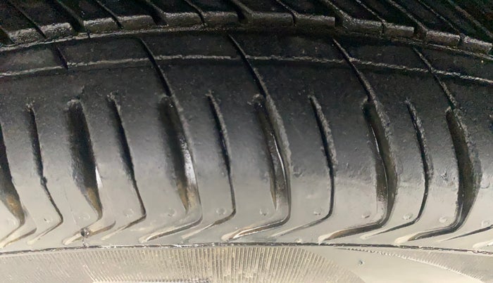 2015 Maruti Ertiga VDI, Diesel, Manual, 96,863 km, Left Front Tyre Tread