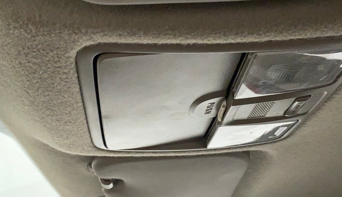 2016 Hyundai Elite i20 SPORTZ 1.2, Petrol, Manual, 1,19,228 km, Ceiling - Sun Glass Holder not working