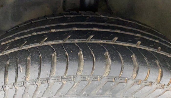 2011 Maruti Ritz ZXI, Petrol, Manual, 69,560 km, Left Front Tyre Tread