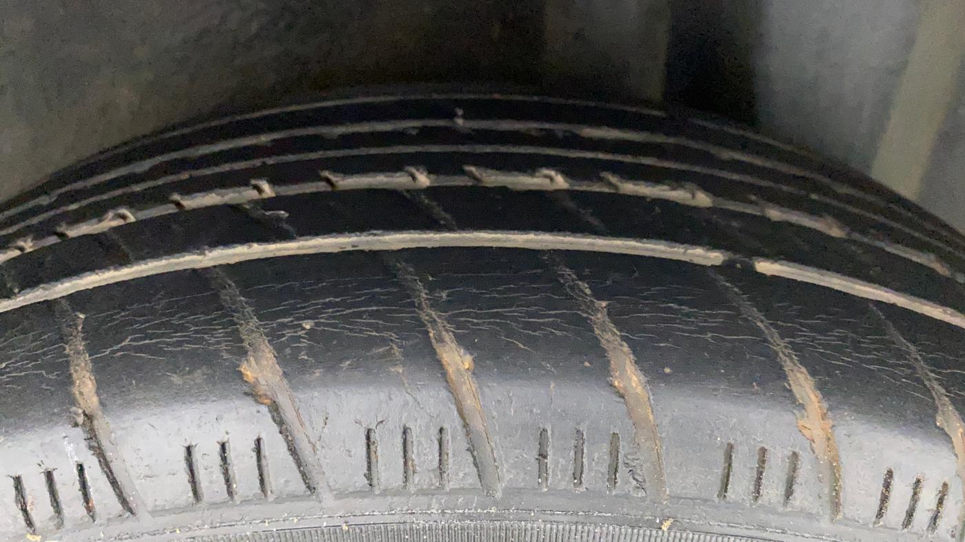 2011 Maruti Ritz ZXI, Petrol, Manual, 69,560 km, Left Rear Tyre Tread