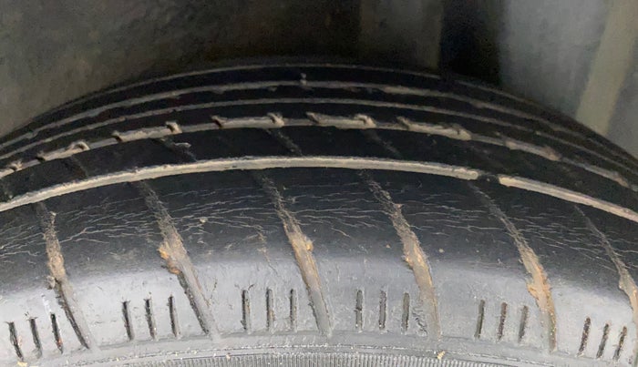 2011 Maruti Ritz ZXI, Petrol, Manual, 69,560 km, Left Rear Tyre Tread