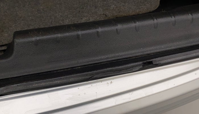 2017 Honda City 1.5L I-VTEC V MT, Petrol, Manual, 83,549 km, Dicky (Boot door) - Weather strip has minor damage