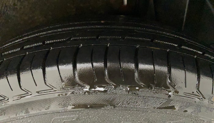 2014 Maruti Ritz VXI, Petrol, Manual, 1,00,013 km, Left Rear Tyre Tread