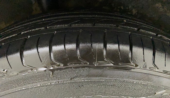 2014 Maruti Ritz VXI, Petrol, Manual, 1,00,013 km, Right Rear Tyre Tread