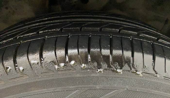 2014 Maruti Ritz VXI, Petrol, Manual, 1,00,013 km, Right Front Tyre Tread