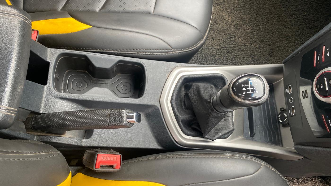 2022 Mahindra XUV300 W8(O) 1.2 PETROL DUAL TONE, Petrol, Manual, 66,105 km, Gear Lever