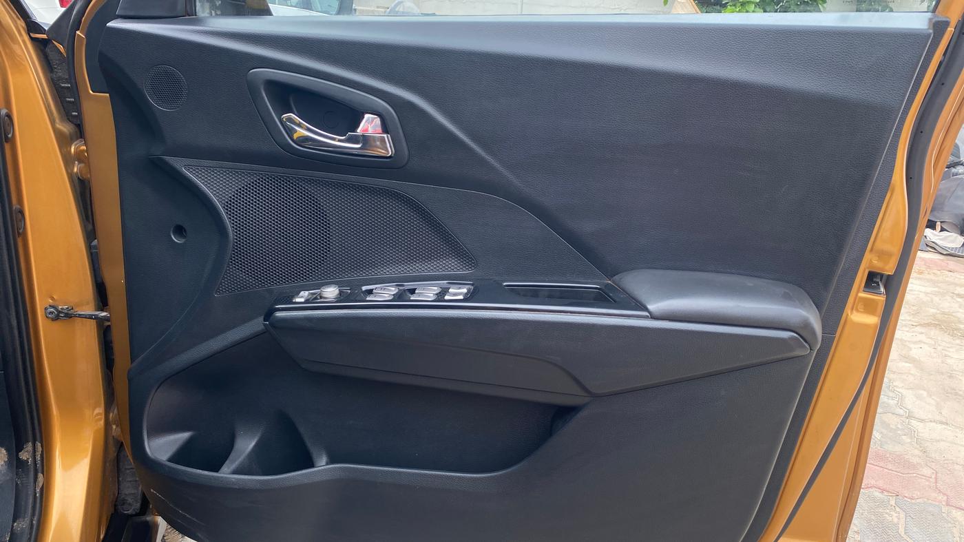 2022 Mahindra XUV300 W8(O) 1.2 PETROL DUAL TONE, Petrol, Manual, 66,105 km, Driver Side Door Panels Control