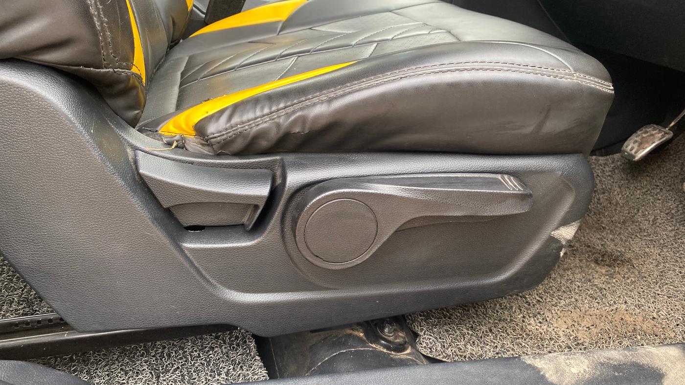 2022 Mahindra XUV300 W8(O) 1.2 PETROL DUAL TONE, Petrol, Manual, 66,105 km, Driver Side Adjustment Panel