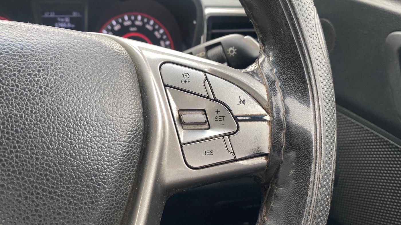 2022 Mahindra XUV300 W8(O) 1.2 PETROL DUAL TONE, Petrol, Manual, 66,105 km, Adaptive Cruise Control