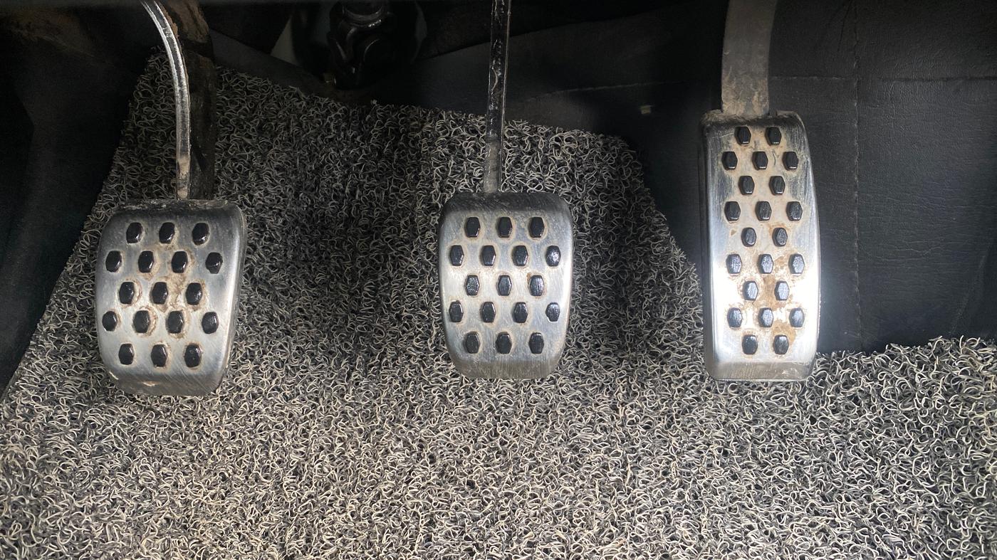 2022 Mahindra XUV300 W8(O) 1.2 PETROL DUAL TONE, Petrol, Manual, 66,105 km, Pedals
