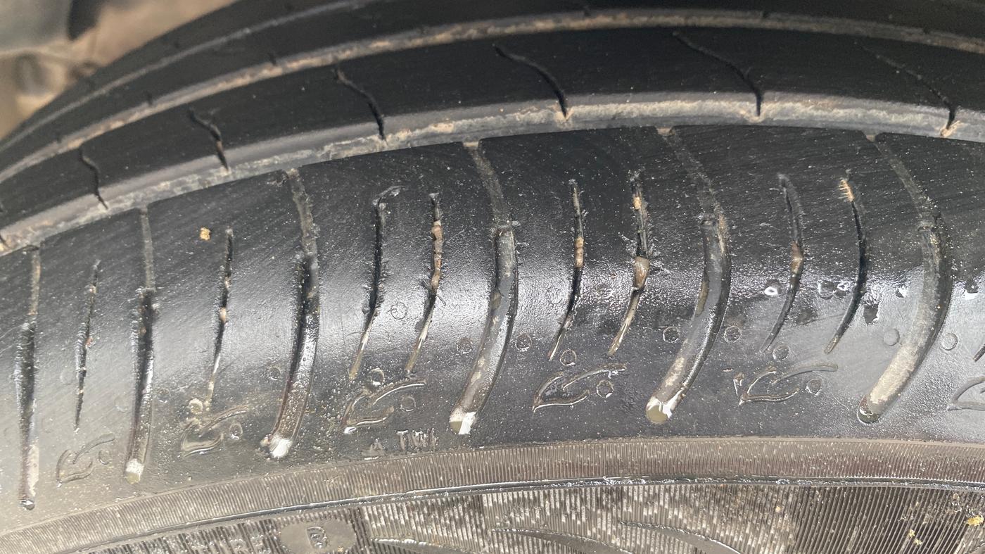 2022 Mahindra XUV300 W8(O) 1.2 PETROL DUAL TONE, Petrol, Manual, 66,105 km, Left Front Tyre Tread