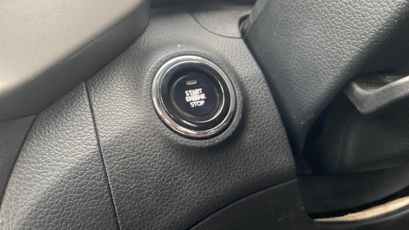 2022 Mahindra XUV300 W8(O) 1.2 PETROL DUAL TONE, Petrol, Manual, 66,105 km, Keyless Start/ Stop Button
