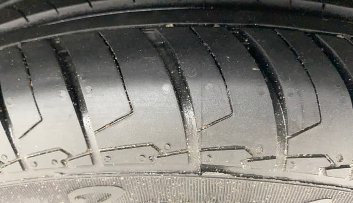 2017 Maruti Ciaz ZETA 1.4  MT PETROL, Petrol, Manual, 1,16,619 km, Left Rear Tyre Tread