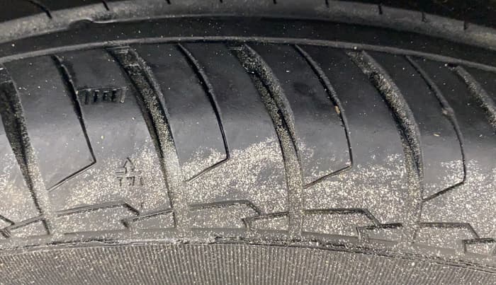 2017 Maruti Ciaz ZETA 1.4  MT PETROL, Petrol, Manual, 1,16,619 km, Right Front Tyre Tread