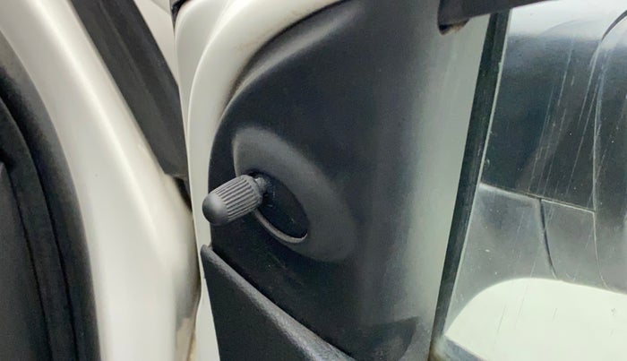 2010 Volkswagen Polo TRENDLINE 1.2L PETROL, Petrol, Manual, 61,282 km, Right rear-view mirror - ORVM knob broken and not working