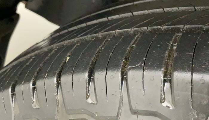 2017 Mahindra Scorpio S10 2WD INTELLI-HYBRID, Diesel, Manual, 1,24,898 km, Right Rear Tyre Tread