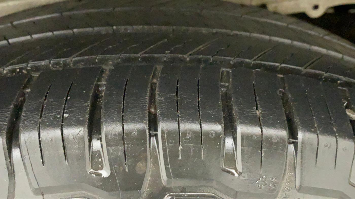 2017 Mahindra Scorpio S10 2WD INTELLI-HYBRID, Diesel, Manual, 1,24,898 km, Left Rear Tyre Tread