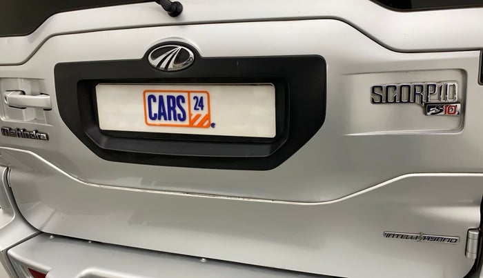 2017 Mahindra Scorpio S10 2WD INTELLI-HYBRID, Diesel, Manual, 1,24,898 km, Dicky (Boot door) - Slightly dented