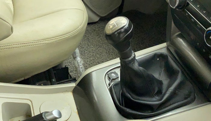 2017 Mahindra Scorpio S10 2WD INTELLI-HYBRID, Diesel, Manual, 1,24,898 km, Gear lever - Boot cover slightly torn