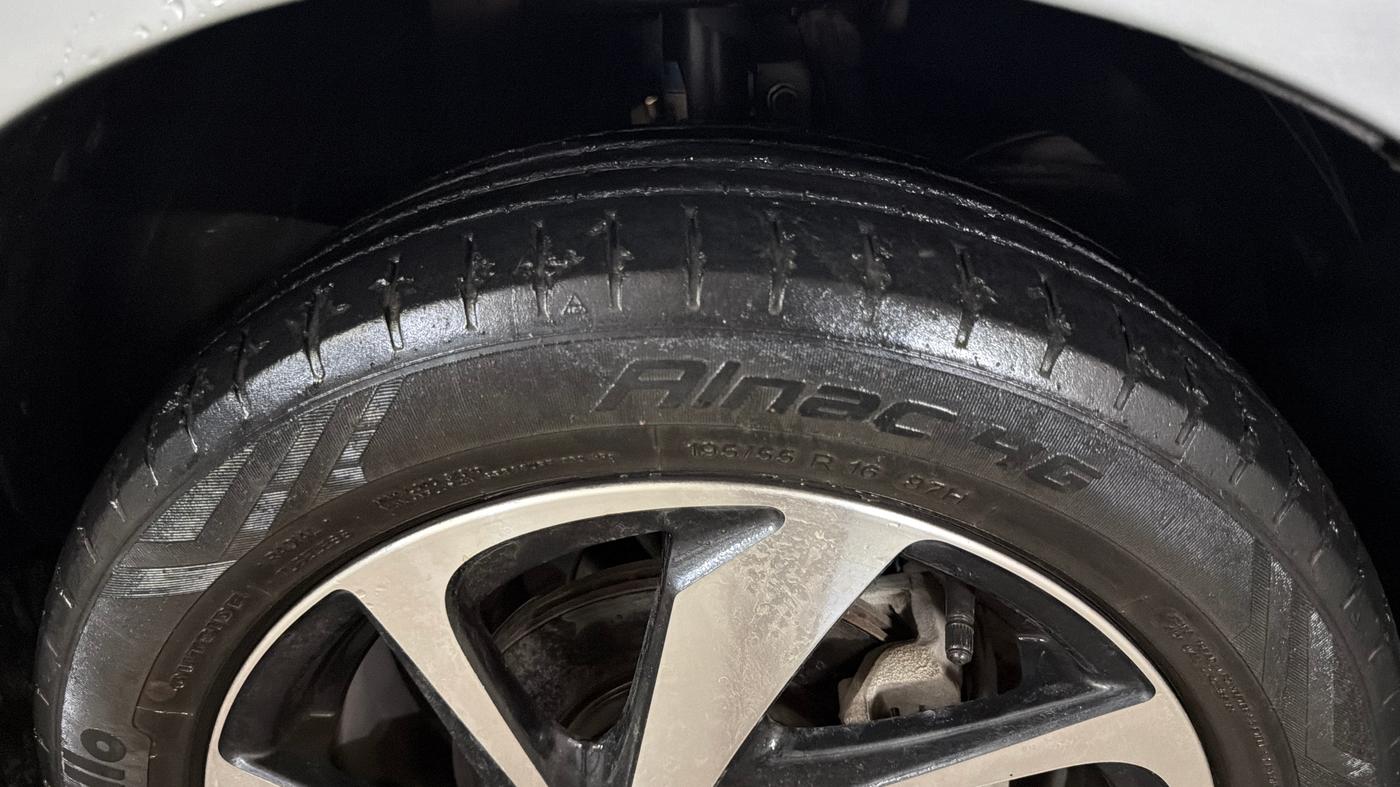 2022 Toyota Glanza V AMT, Petrol, Automatic, 40,777 km, Right Front Tyre Tread