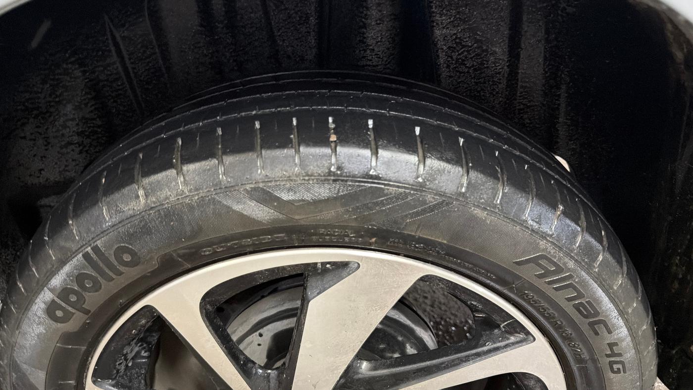 2022 Toyota Glanza V AMT, Petrol, Automatic, 40,777 km, Left Rear Tyre Tread