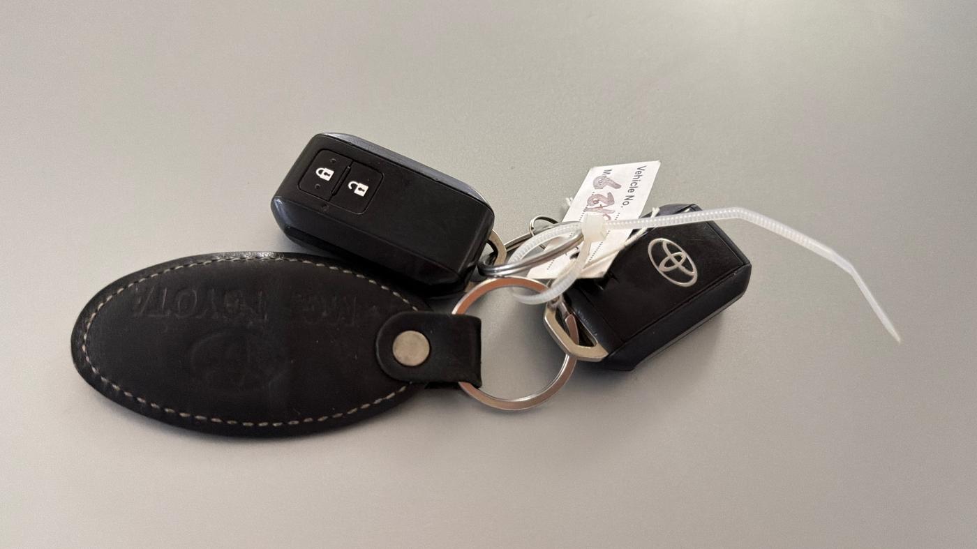2022 Toyota Glanza V AMT, Petrol, Automatic, 40,777 km, Key Close Up