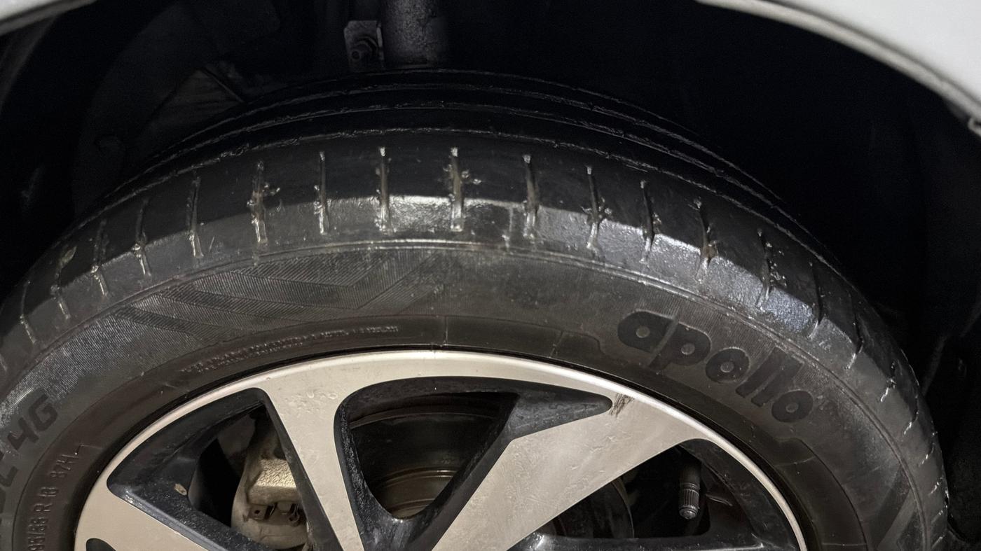2022 Toyota Glanza V AMT, Petrol, Automatic, 40,777 km, Left Front Tyre Tread