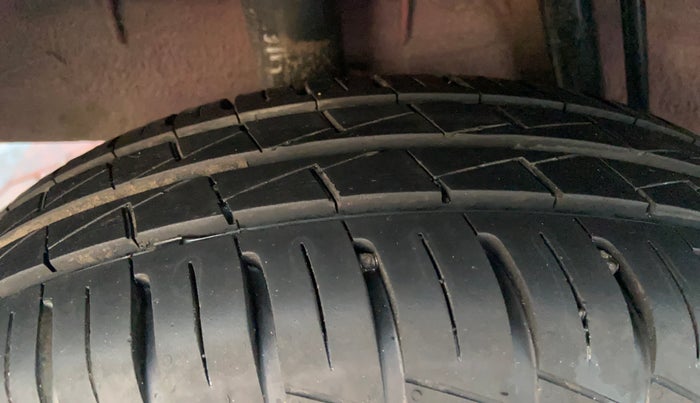 2025 Renault Kwid CLIMBER 1.0 AMT Dual Tone , Petrol, Automatic, 7,516 km, Right Rear Tyre Tread