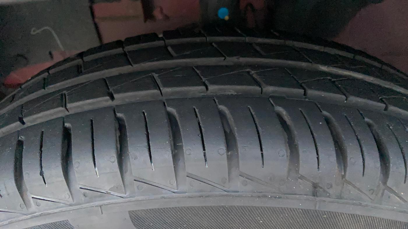 2025 Renault Kwid CLIMBER 1.0 AMT Dual Tone , Petrol, Automatic, 7,516 km, Left Front Tyre Tread