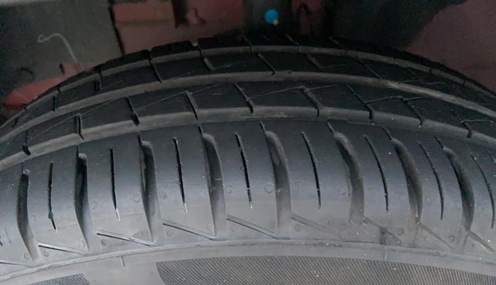 2025 Renault Kwid CLIMBER 1.0 AMT Dual Tone , Petrol, Automatic, 7,516 km, Left Front Tyre Tread