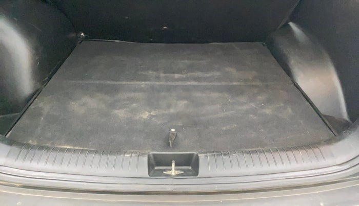 2018 Hyundai Creta E PLUS 1.4 DIESEL, Diesel, Manual, 1,05,677 km, Boot Inside