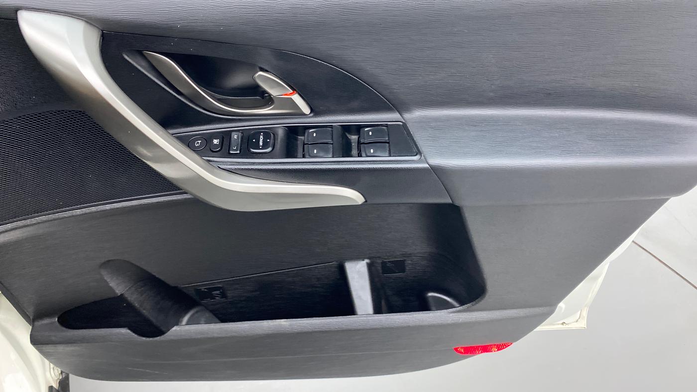 2021 Mahindra XUV500 W9, Diesel, Manual, 10,495 km, Driver Side Door Panels Control