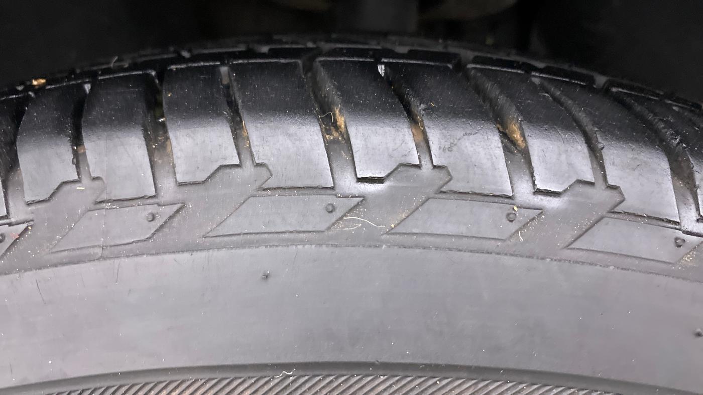 2021 Mahindra XUV500 W9, Diesel, Manual, 10,495 km, Left Front Tyre Tread