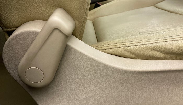 2012 Volkswagen Vento TRENDLINE 1.6, Petrol, Manual, 82,025 km, Driver Side Adjustment Panel